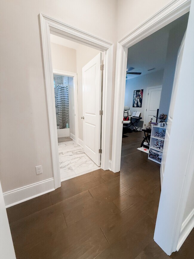 Building Photo - 5742 Vlg Rdg Ln