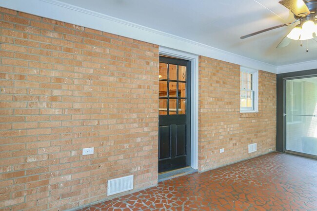 Building Photo - Gorgeous 3 bed 2 bath home with finished basement/carport in NW Greensboro! Lawn care included.