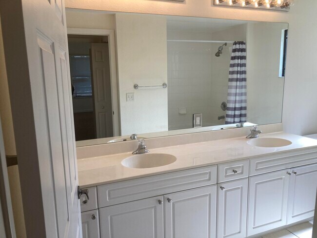 Building Photo - 3018 Alcazar Pl