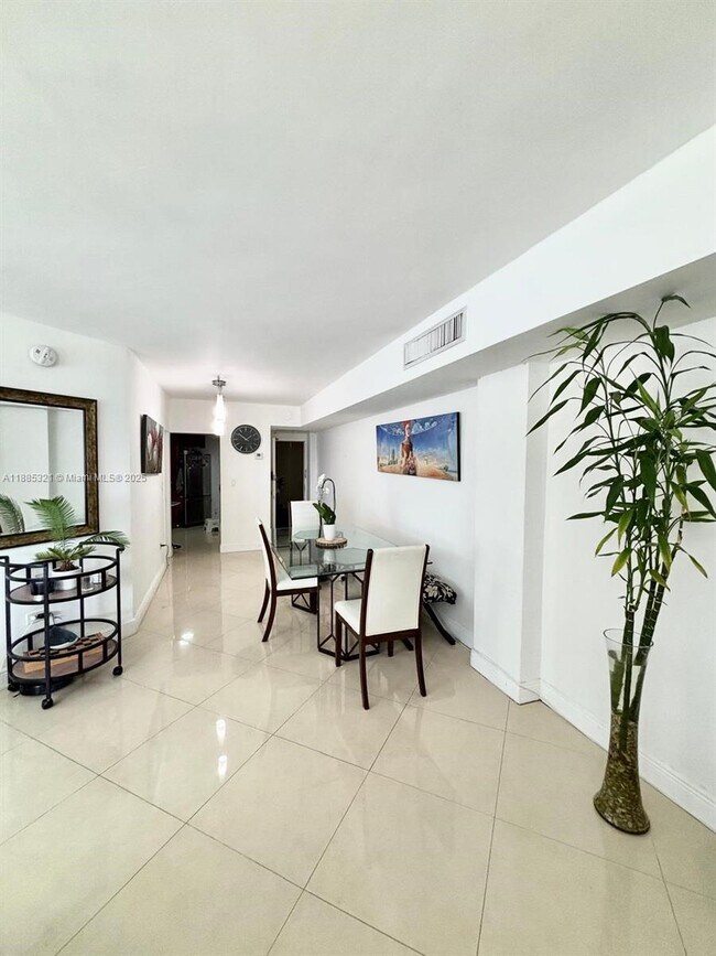 Building Photo - 801 Brickell Bay Dr