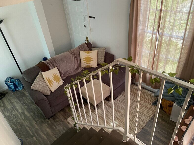 Building Photo - 146 E State St