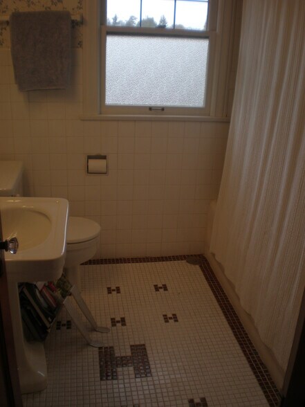 Bathroom - 2519 20th Ave E