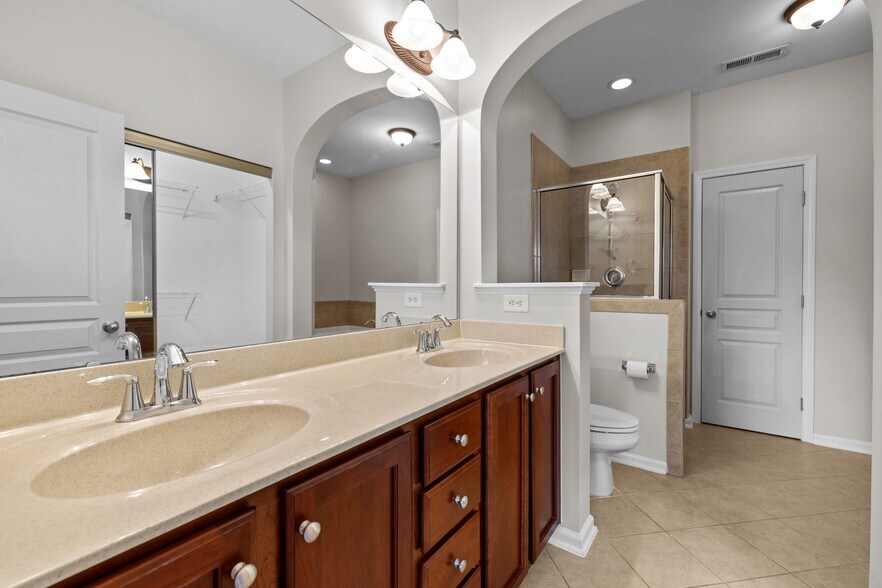 Building Photo - 10122 Glen Autumn Rd