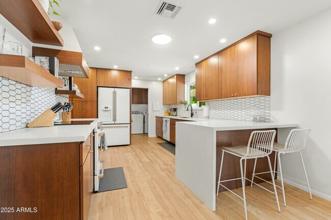 Building Photo - 1021 W Las Palmaritas Dr