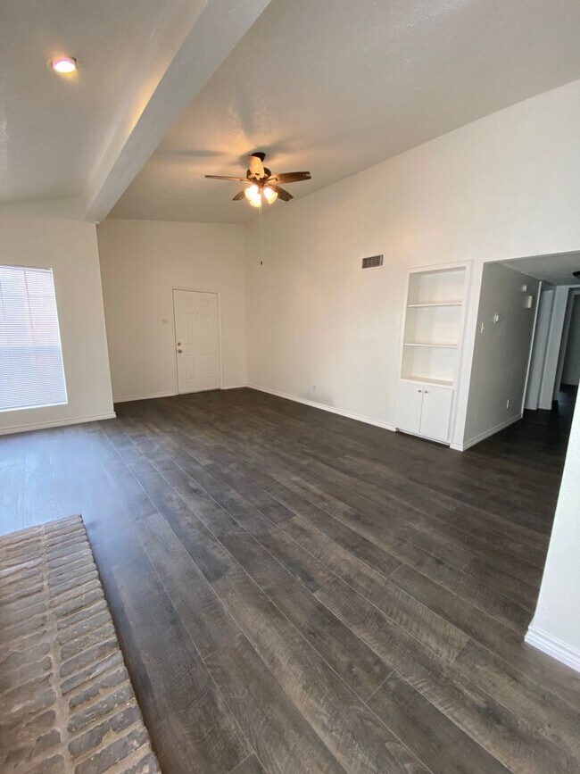 Building Photo - UT PRE-LEASE: 3 bed/2 bath Condo w/ Fireplace, Cathedral Ceilings in bedrooms
