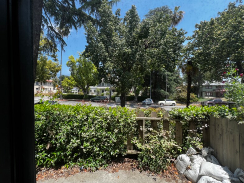 Building Photo - 1255 N Los Robles Ave
