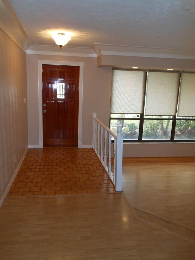 Building Photo - CHARMING 2 BEDROOM POOL HOME IN THE HEART OF JENSEN BEACH