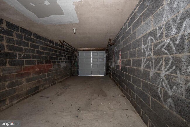 Building Photo - 717 Miller St