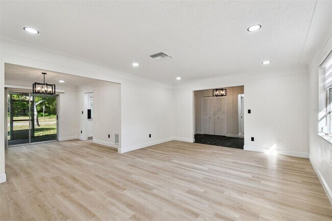 Building Photo - 970 Rolling Hills Dr
