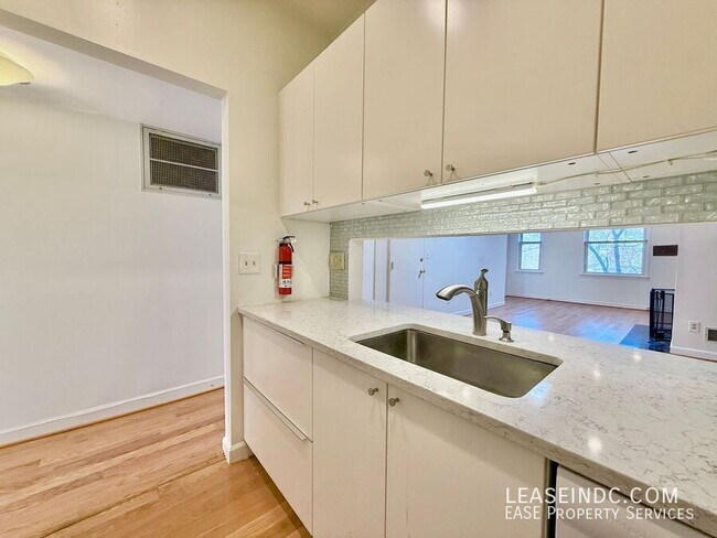 Building Photo - 1239 C St SE