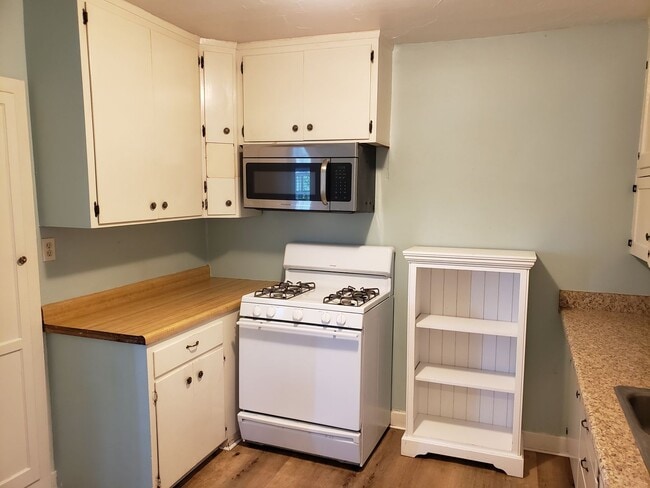 Building Photo - ROOMMATE ADDITION (1) -PLEASE CONTACT ISAB...