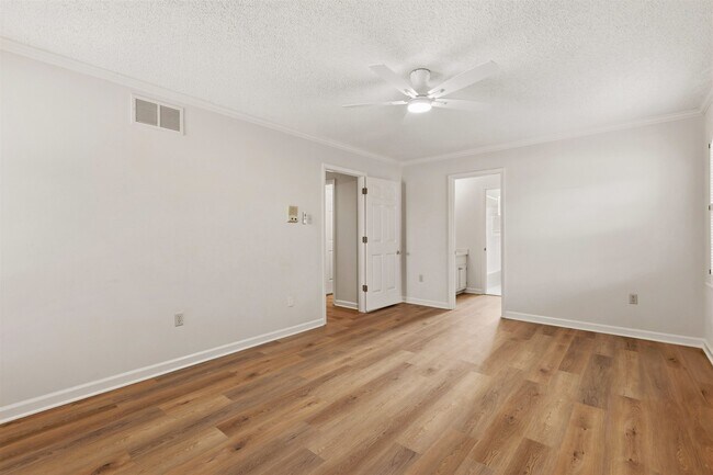 Building Photo - 8604 Sandpoint Dr