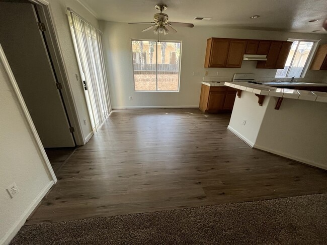 Building Photo - 328 Roadrunner Dr