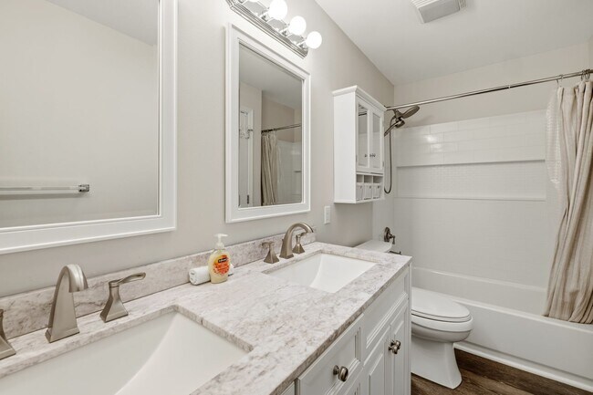 Building Photo - For Lease $2950/Month: Beautifully updated 2/Bdrm Townhome with large Bonus Room