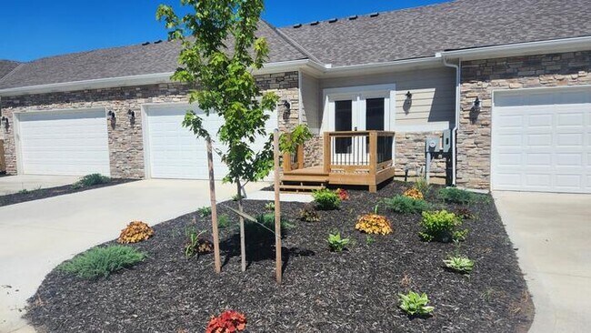 Building Photo - Newly constructed Maintenance provided 3 bed 2.5 bath