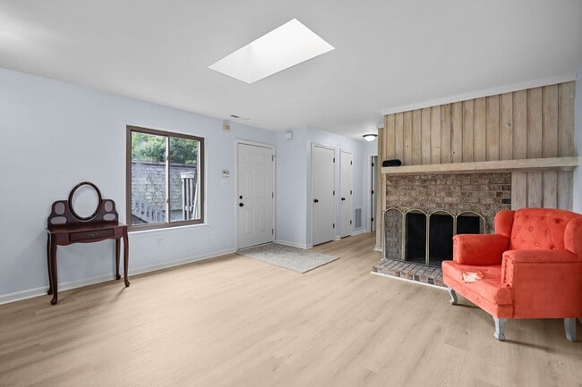 Building Photo - Fully Renovated Condo for Rent in Virginia...