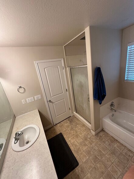 Primary bathroom - 2113 N 550 W