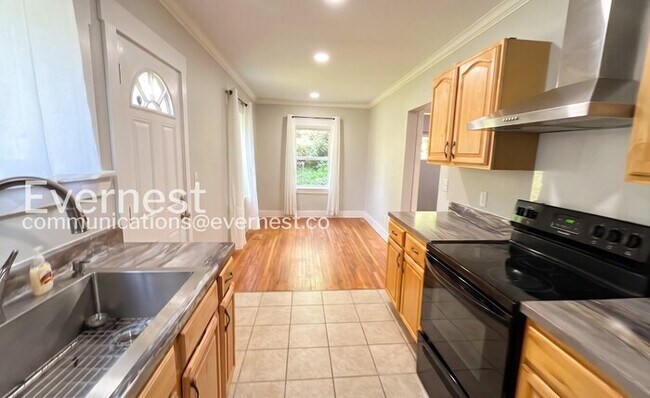 Building Photo - 3-Bedroom Home with Fenced Yard / Available Now!