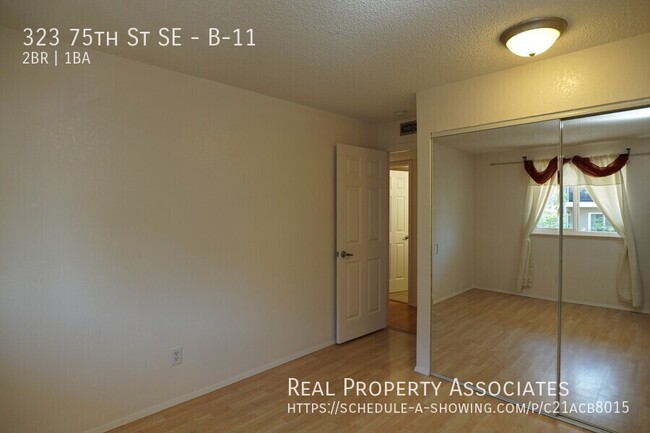 Building Photo - Spacious and Bright 2 Bedroom Condo with L...