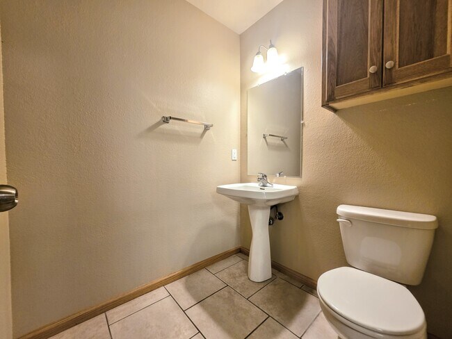 Building Photo - 606 Highland Ridge Dr
