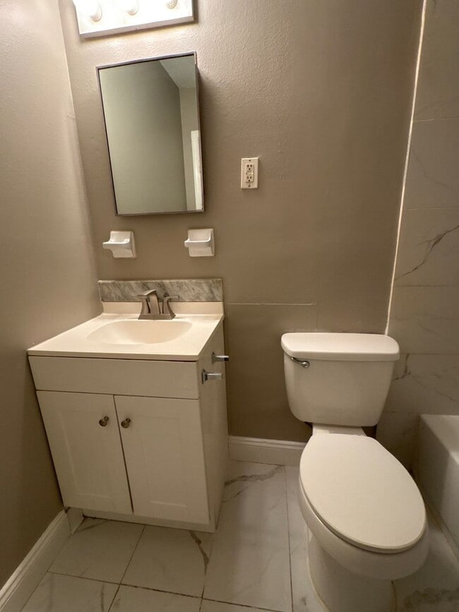 Building Photo - Newly Listed Home in Oakhaven
