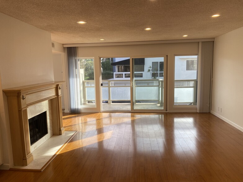 Living Room - 4200 Via Dolce
