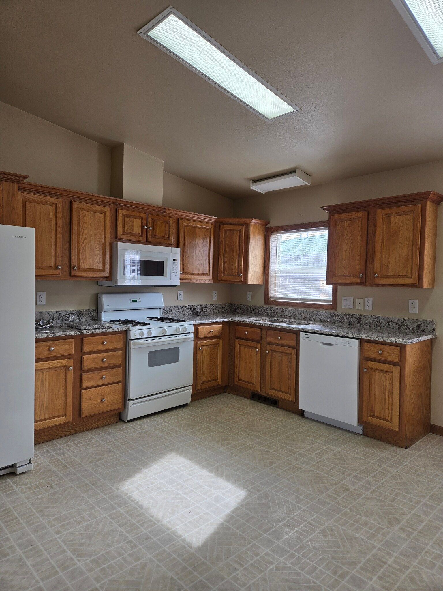 Building Photo - 583 S Carriage Dr