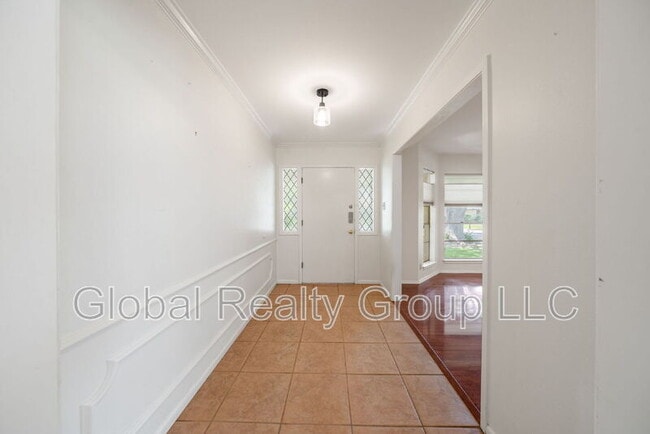 Building Photo - 425 Crestwood Dr