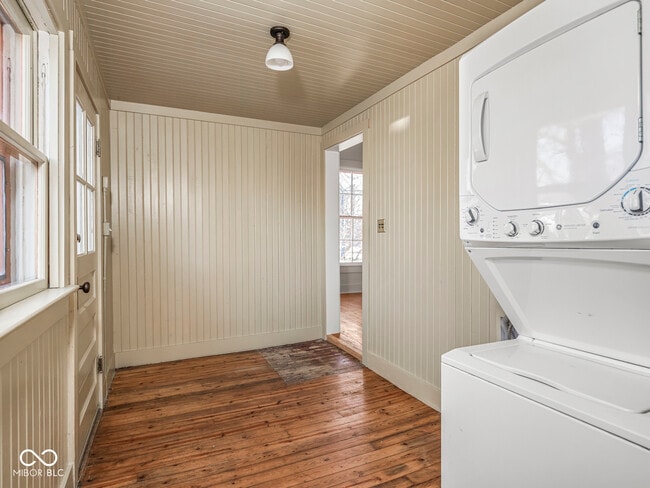 Building Photo - 1118 E St Clair St