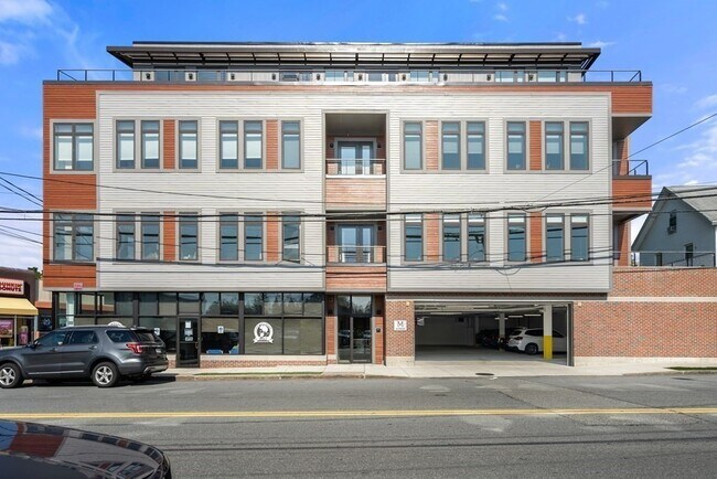 Building Photo - 642 Main St