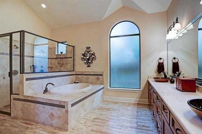 Building Photo - 1611 Lynnview Dr