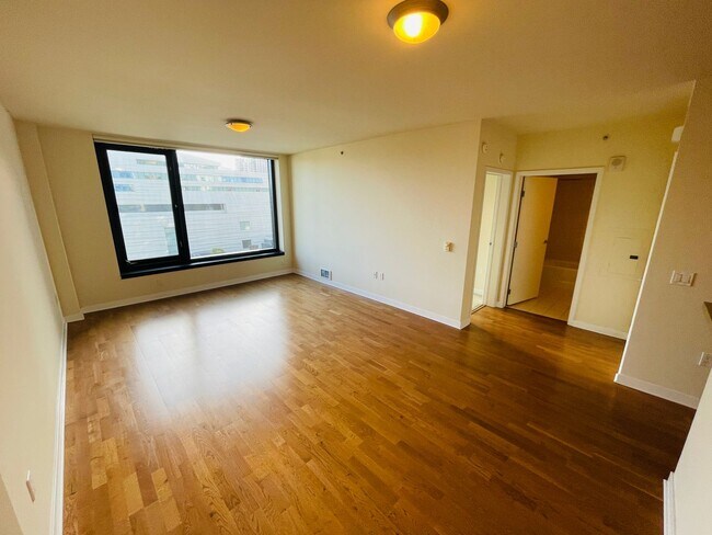 Building Photo - *New* 1 Bed & 1 Bath with Office / Den Condo in Fidi - No Parking