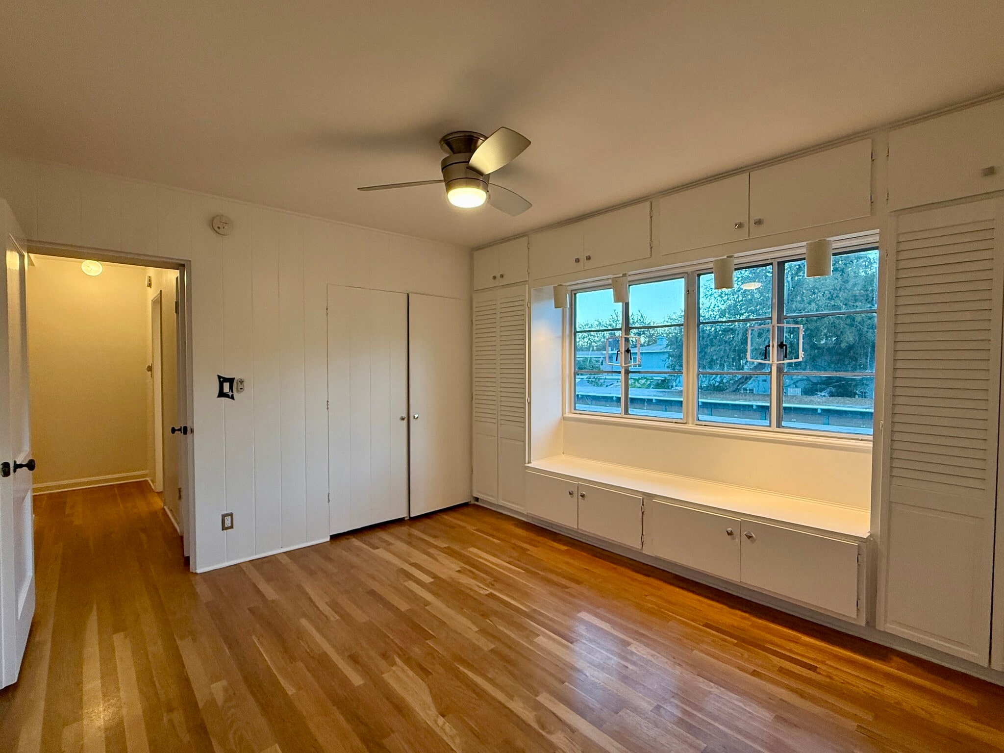 Building Photo - 5560 Village Grn