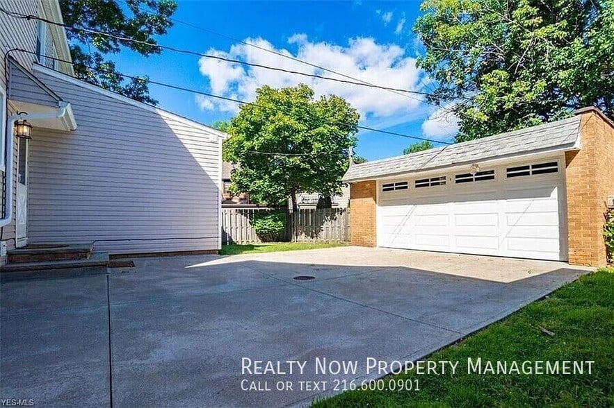 Building Photo - 2330 Traymore Rd