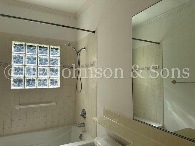 Building Photo - Gorgeous Three Bedroom in Tobaccoville- Mu...