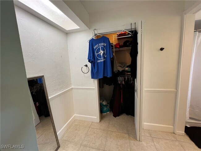Building Photo - 858 Rose Way