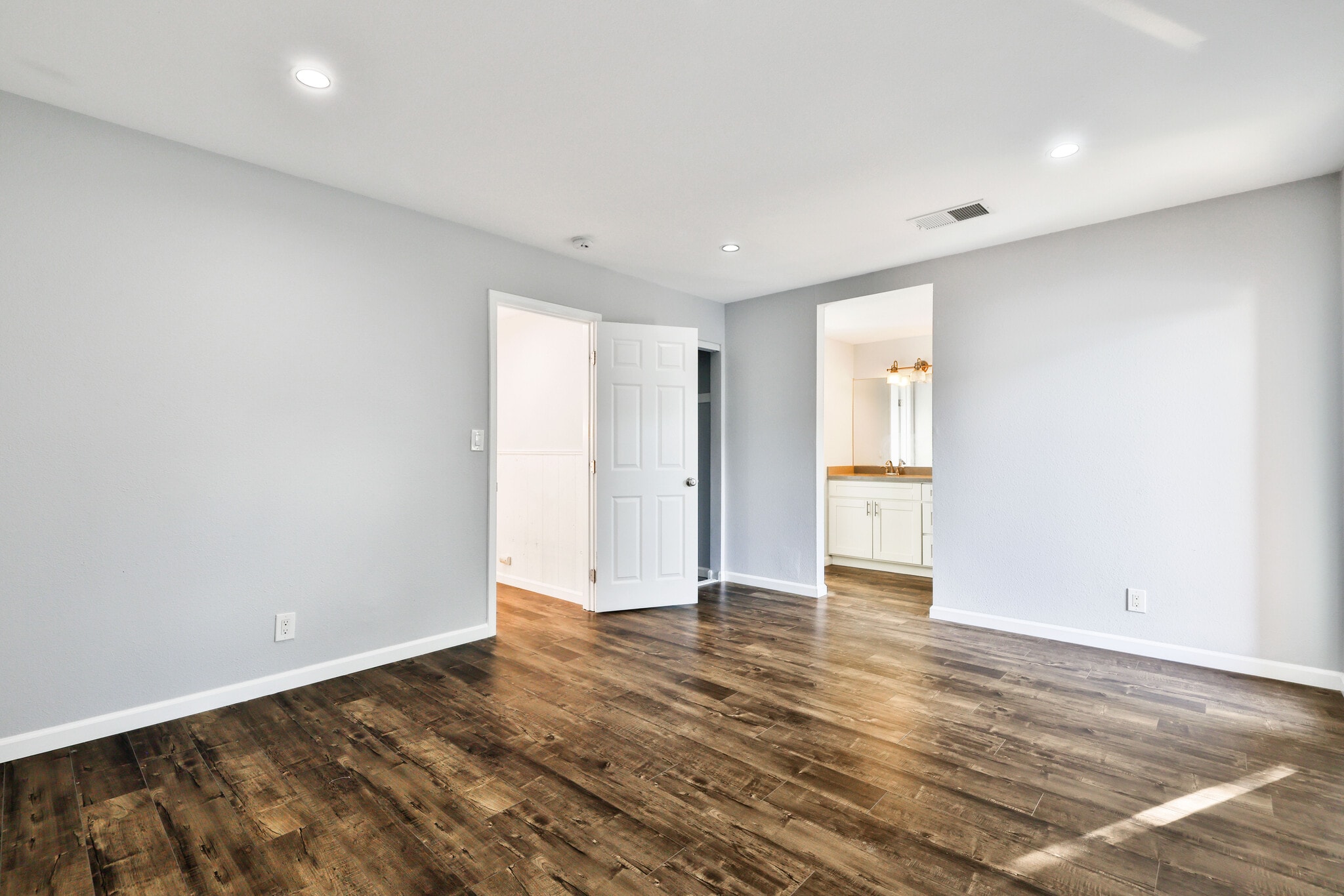 Building Photo - 2702 College Ln