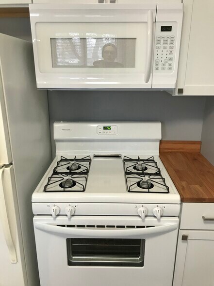 new gas range and overhead microwave - 4204 Woodvale Dr