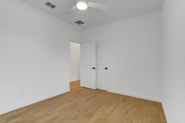 Building Photo - 8438 Bay Rdg Cir