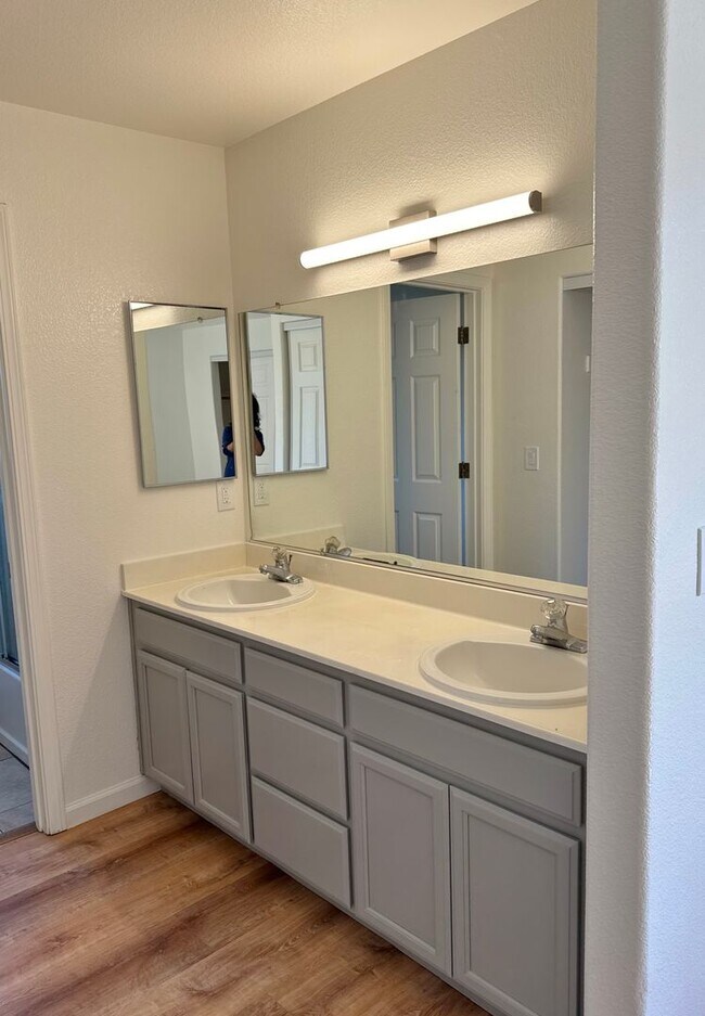 Building Photo - 520 Las Palmas Dr