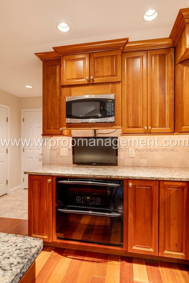 Building Photo - 4 Bed 3 Bath Home in Lambertville