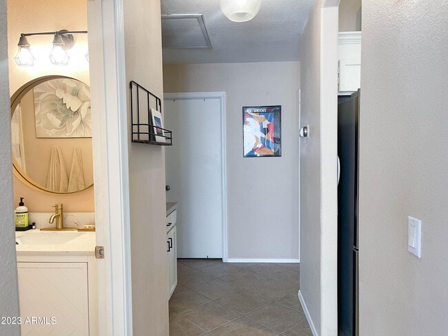 Building Photo - 1077 W Olive Ave