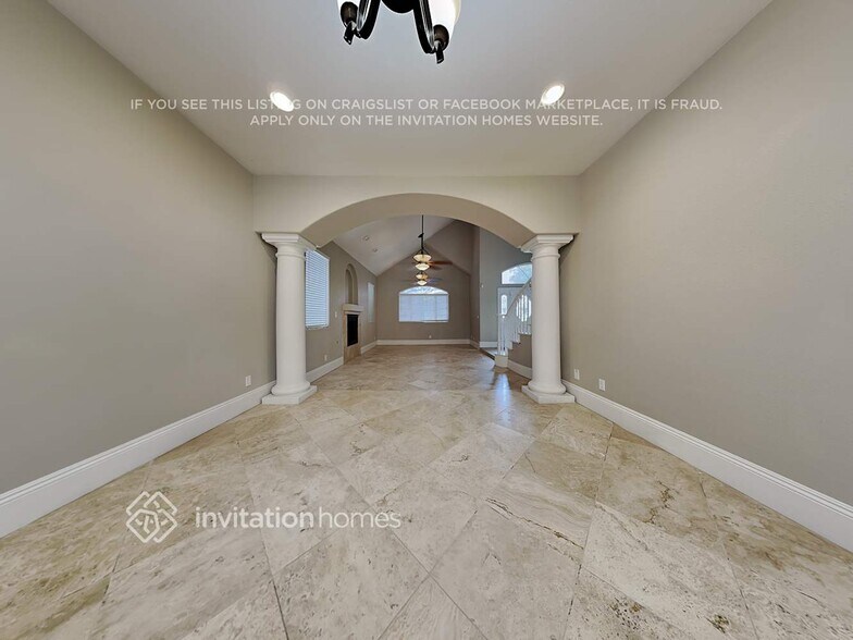 Building Photo - 8460 Del Vista Ct
