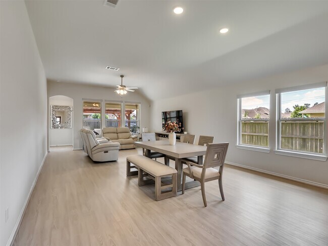 Building Photo - 27997 Lone Hollow Ln