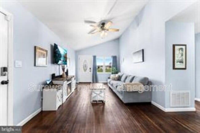 Building Photo - 842 Woodlane Rd
