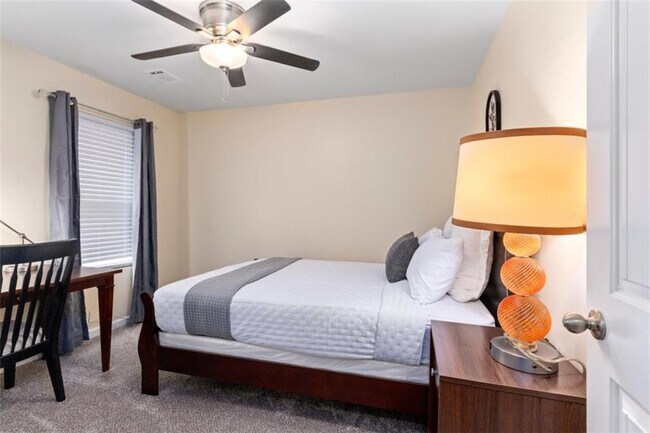 Building Photo - 2896 S Hills