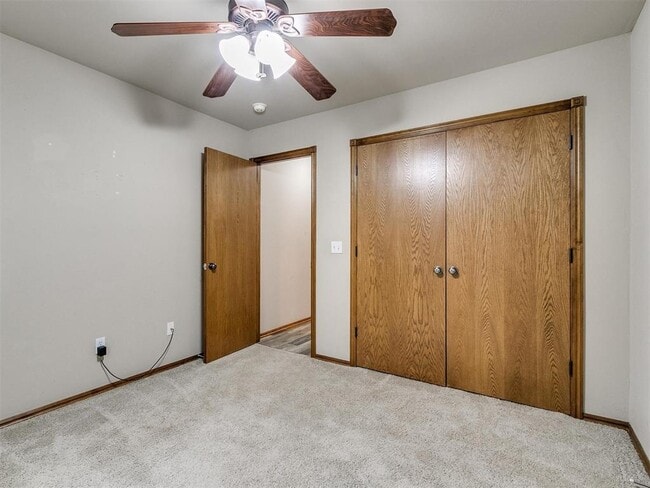 Building Photo - 1001 N Barn Hill Way