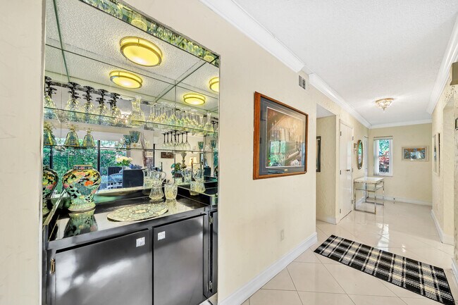 Building Photo - 9285 Vista del Lago