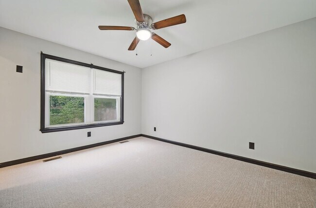 Building Photo - 107 Woods Rd