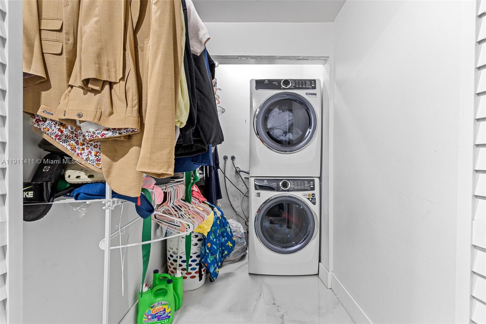 Building Photo - 8351 SW 39th Ct